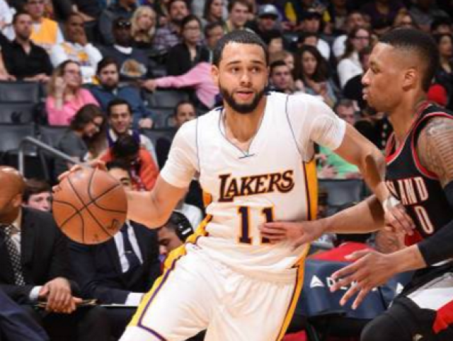 波波维奇&邓肯一同在包厢里观看马刺vs雷霆的比赛 老爷子略显憔悴（波波维奇与邓肯包厢同观马刺VS雷霆，老帅神情略显憔悴）