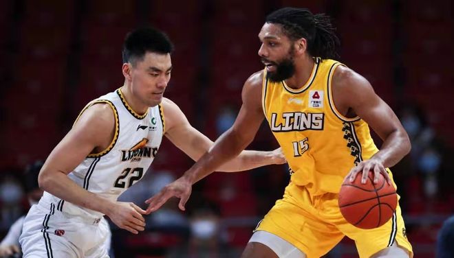 有点吓人！赞比亚绝平功臣达卡空翻庆祝，结果脖子着地（惊险一幕：赞比亚绝平功臣达卡空翻庆祝，竟以脖颈着地收场）