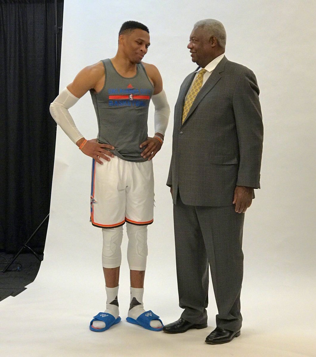 真是没机会！杨瀚森半场依旧没能登场 开拓者落后10分（机会仍未降临！杨瀚森半场依旧未出场，开拓者暂落后10分）