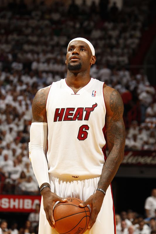 杜兰特赞詹姆斯：他是伟大的标杆，对篮球始终热爱（杜兰特力赞詹姆斯：伟大标杆，热爱篮球始终如一）