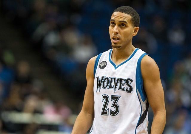 明天独行侠主场迎战活塞 安东尼·戴维斯因小腿伤势出战成疑（明日独行侠坐镇主场迎战活塞，安东尼·戴维斯因小腿伤势出场成疑）