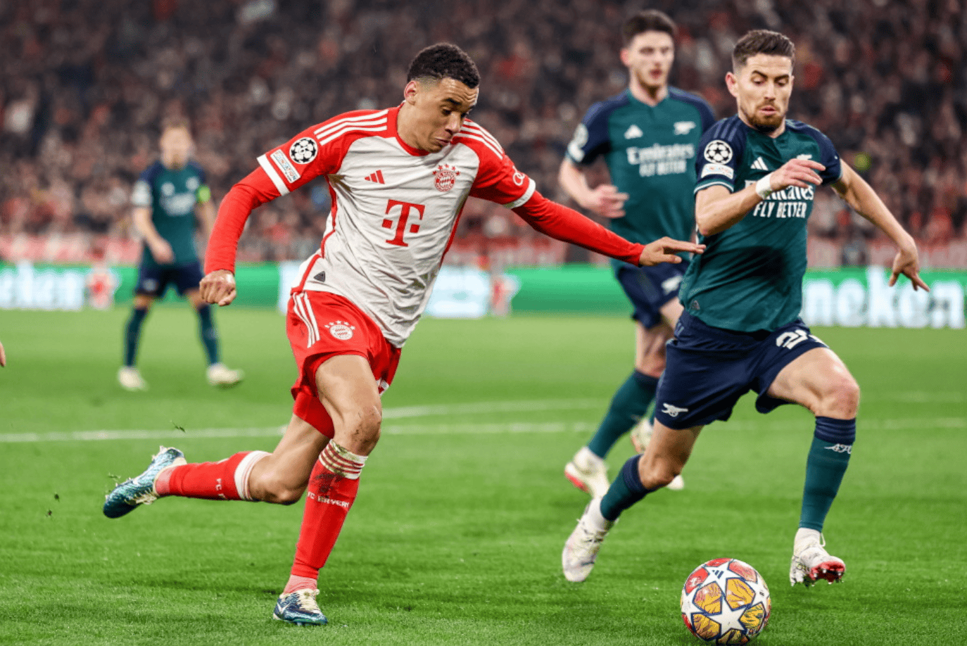 上海申花客场对阵广岛三箭，虽0-2落败，但有望晋级，展现顽强斗志，助力海港复仇。（申花客场0-2负广岛三箭 仍存晋级希望 展现韧性并助力海港复仇）