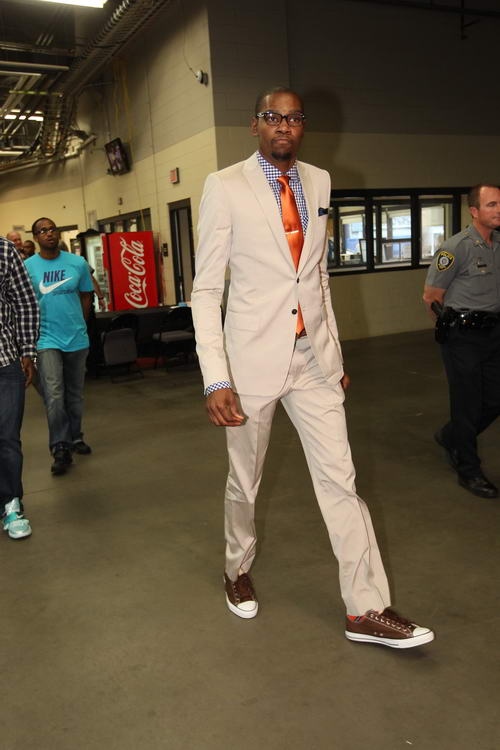 汉堡vs云达不莱梅：法比奥-维埃拉、洛孔加首发，菅原由势、施密德出战（汉堡对阵云达不莱梅：法比奥-维埃拉、洛孔加先发，菅原由势、施密德亮相）