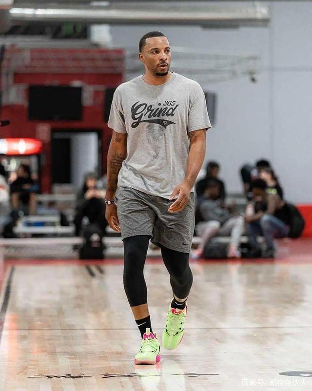 爱德华兹关键时刻展现神射，三分球助球队反超（爱德华兹关键三分命中，率队完成反超）