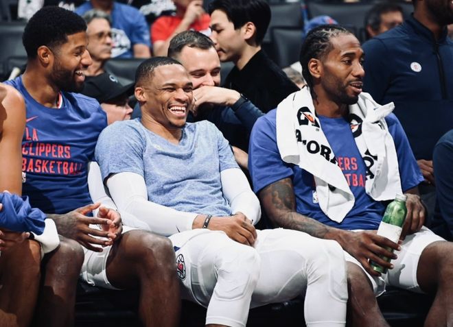 姜伟泽三分6中4拿19分8助，赛季得分&助攻均为队内第一（姜伟泽三分球6投4中砍下19分8助攻，赛季得分与助攻均居队内首位）