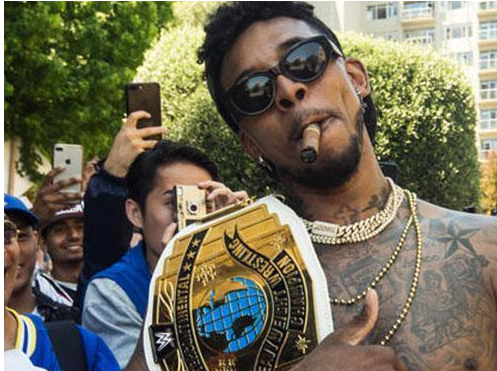 篮球场上的激情碰撞——弗拉格的强攻与防守对决（篮坛激战：弗拉格猛攻对撞钢铁防线）