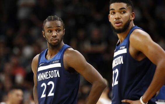 又上头了！克里斯被换下场 替补席摊手疯狂抱怨（又炸了！克里斯被换下后在替补席摊手狂抱怨）