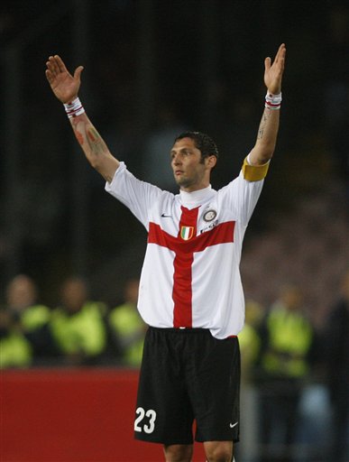 B费：留在曼联是因相信能在这赢得荣誉；和裁判摊手是沟通习惯（B费：留队曼联因坚信能在此赢得荣誉；向裁判摊手只是沟通方式）