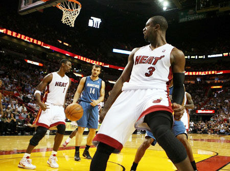 球星晒更衣室照，队内氛围引关注（球星分享更衣室照，团队氛围备受关注）