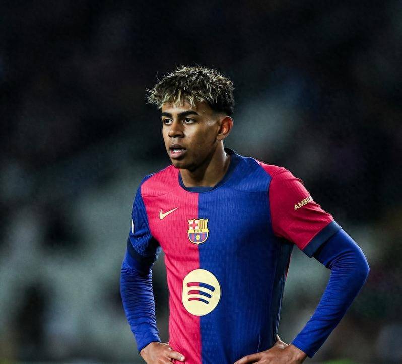 足球装备的科技革新解析（足球装备科技革新深度解读）