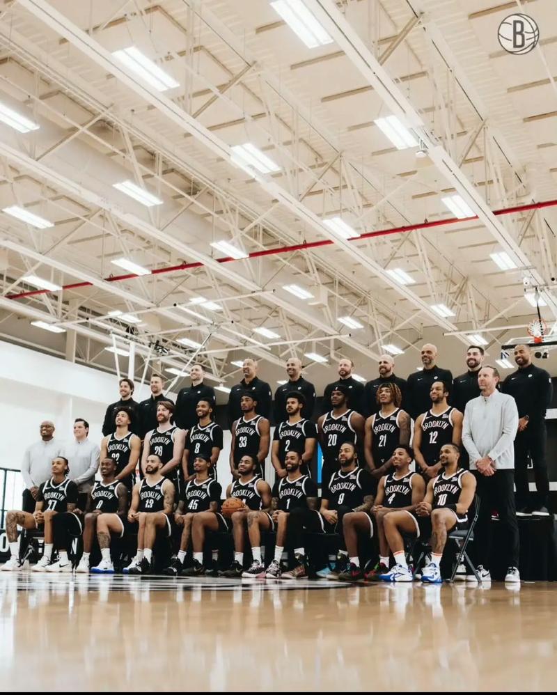 都体：尤文要求斯帕莱蒂遵守正装规定，比赛时不可以穿运动服（都体：尤文要求斯帕莱蒂按正装规范出场，比赛时禁穿运动服）