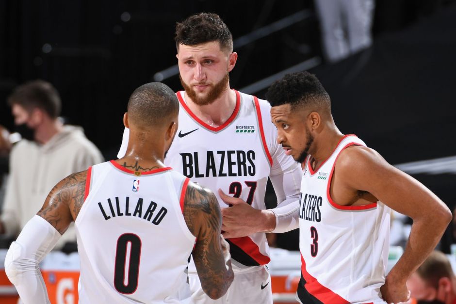 球场放大镜：杨鸣被驱逐回合北京连罚6球，裁判多送1次罚球（赛场聚焦：杨鸣遭驱逐回合，北京连获6次罚球，裁判多判一次罚球）