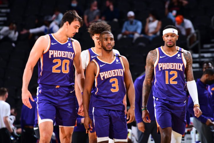 18岁中场新星卡萨斯：伤愈归来，渐入佳境（18岁中场新星卡萨斯伤愈复出，状态日渐回暖）