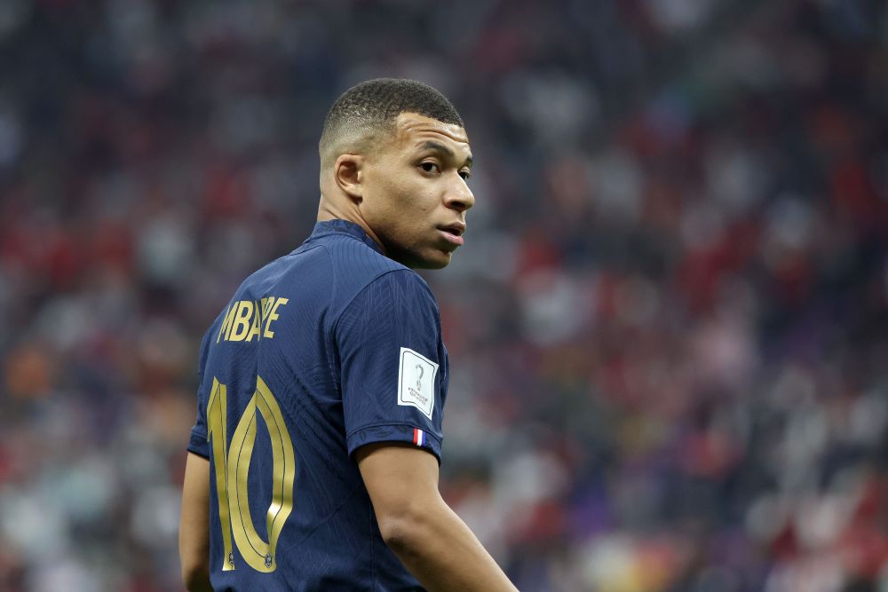 特维斯率塔列雷斯对阵博卡，赛后收到博卡赠送的纪念球衣（特维斯率领塔列雷斯迎战博卡，赛后获赠博卡纪念球衣）