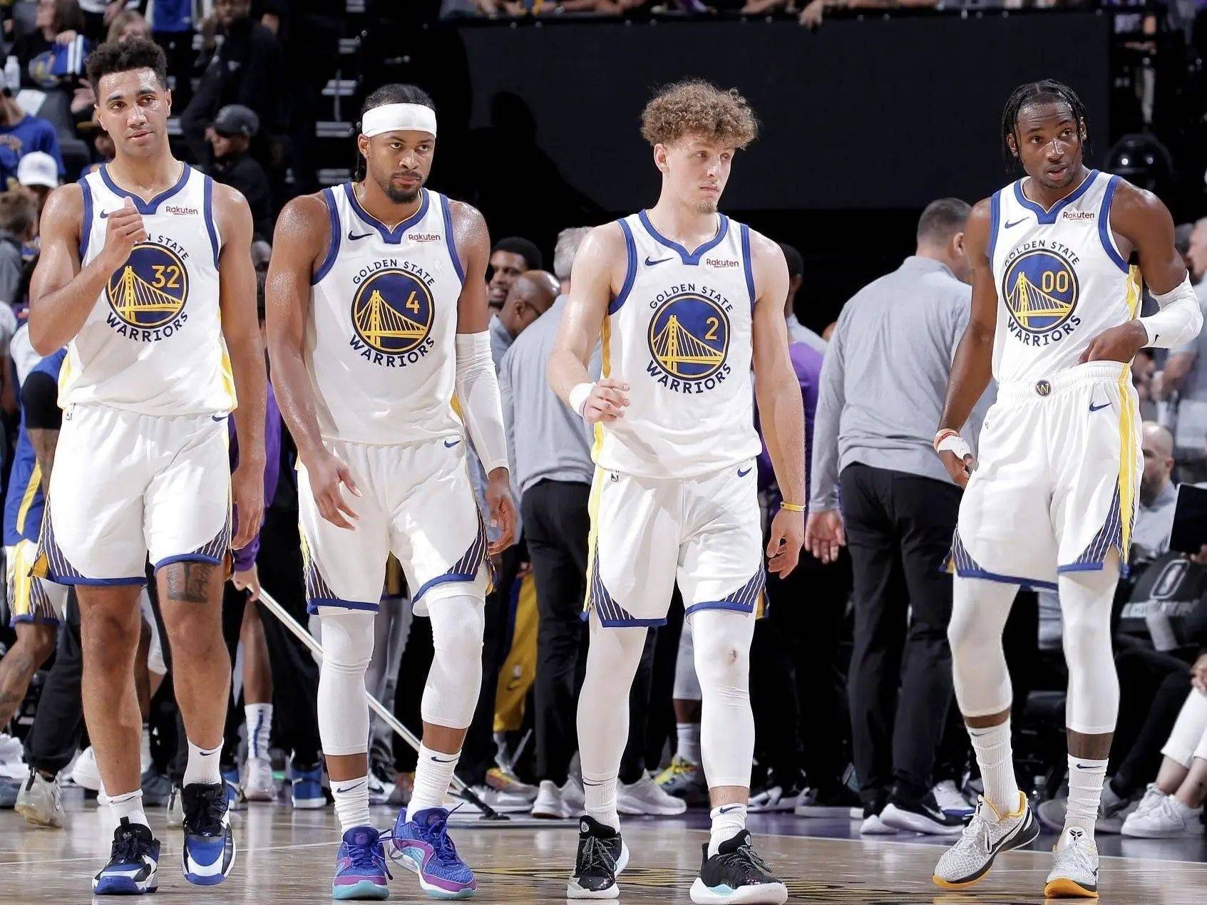 非媒：奥斯梅恩被换下后非常愤怒，拒绝和主帅切莱握手（非洲媒体：奥斯梅恩被换下怒气难消，拒与主帅切莱握手）