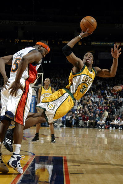 状态不错！保罗·乔治里突外投连中两球 帮助76人占据主动（手感正佳！保罗·乔治内突外投连续命中两记，76人抢得先机）